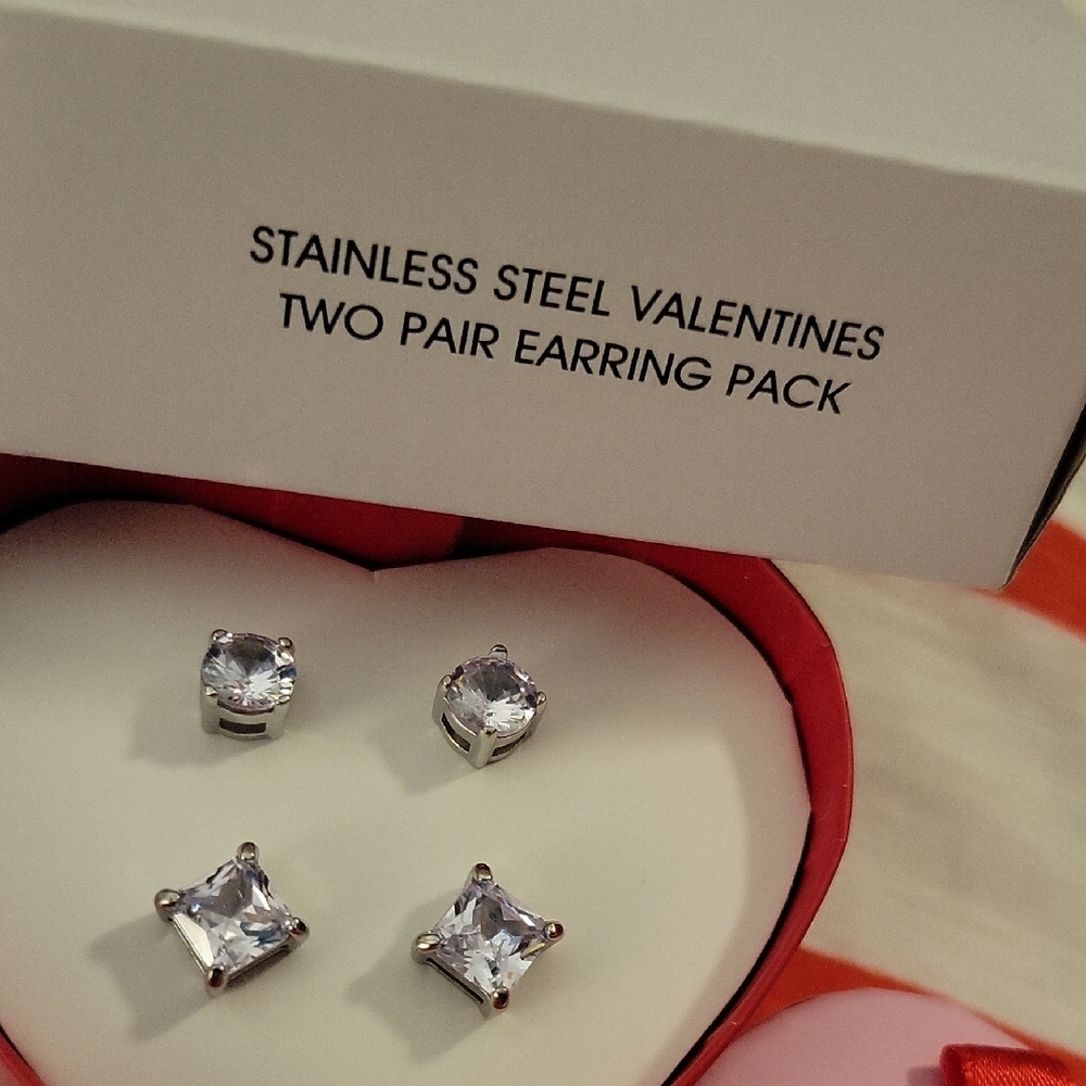 NWT Avon Valentine Earrings Set - Picture 2 of 3